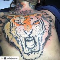 Tattoo de una cabeza de tigre, atravesada con flechas, en el pecho de un hombre