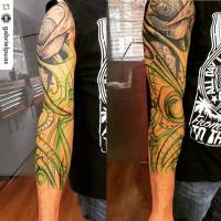 Tattoo biomecánico en el brazo