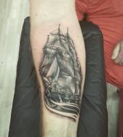 Tattoo de un velero en el antebrazo