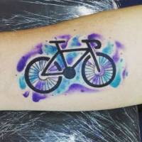 Tattoo de una bicicleta con el fondo pintado