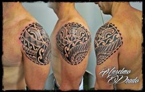 Tatuaje tribal en el hombro