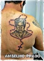 Tatuaje de un rosario con un retrato dentro