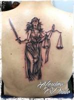 Tattoo de la justicia en la columna