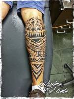 Tattoo maorí en el gemelo