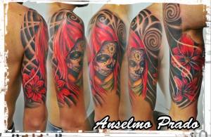 Tattoo de una calavera mexicana en el brazo