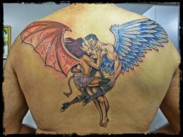 Tattoo de un ángel abrazando un demonio
