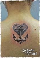 Tattoo de un corazón hecho de puntos y un ancla