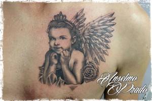 Tatuaje de una chica angel en blanco y negro, en el pecho de un chico