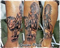 Tatuaje de un indio al lado de un león