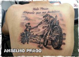 Tatuaje de padre e hijo en moto