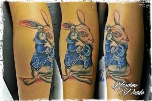 Tatuaje del conejo de Alicia en el País de las Maravillas, escuchando su reloj