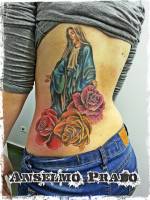 Tatuaje de una virgen y rosas en la espalda