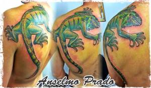 Tatuaje de una gran iguana enganchada en la espalda