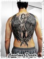 Tatuaje de un ángel en bikini en la espalda
