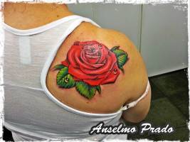 Tattoo de una rosa en la espalda