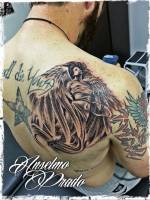 Tattoo de un ángel formando un circulo con sus alas