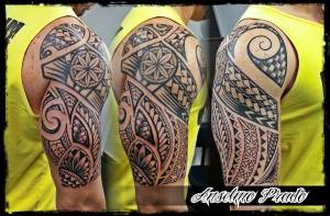 Tattoo tribal filipino en brazo de hombre
