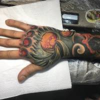 Tattoo de piel alienígena en la mano