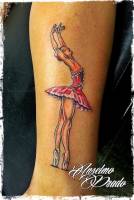 Tattoo de una bailarina en color