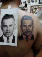 Tattoo retrato en la espalda de un hombre