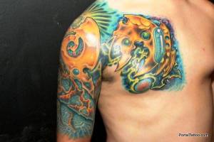 Tattoo de piel alienígena en brazo y pecho