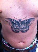 Tattoo de una mariposa en la barriga de un hombre