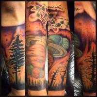 Tattoo de un bosque con todos los planetas alineados detrás